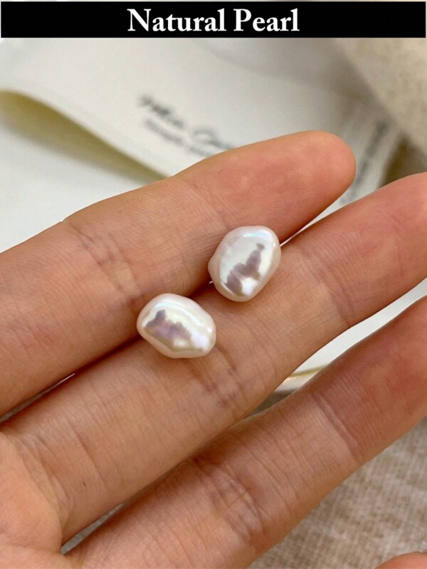 1 paire de boucles d'oreilles élégantes et vintage en argent sterling plaqué or blanc avec perles keshi naturelles. Convient pour les fiançailles, les mariages, les enterrements de vie de jeune fille, les mariages, les fêtes et le port quotidien des femmes. Design artisanal hypoallergénique, style sophisticated et minimaliste, parfait pour les événements professionnels et les trajets. Peut également être un beau cadeau pour les petites amies.