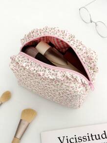 1 pieza Bolsa de maquillaje rellena de encaje plisado con rosa rosa, bolsa de cosméticos portátil para viajes, diseño con cremallera de apertura grande. Forro de tela a cuadros rosa, bolsa de aseo, bolsa de almacenamiento de joyas. Puede guardar cosméticos, lápiz labial, joyas, toallas sanitarias, almohadillas, cambio, auriculares. Esta es una bolsa de maquillaje linda y una bolsa de almacenamiento de artículos de tocador adecuada para mujeres, niñas, adolescentes, estudiantes. Regalos de cumpleaños, regalos festivos. Suministros escolares, artículos de viaje esenciales, bolsa de maquillaje, regalos de invierno para mujeres, organizador de maquillaje, almacenamiento de maquillaje