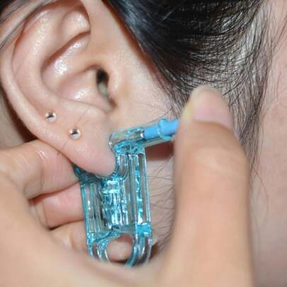1 Set de Pistola de Perforación de Oreja de Acero: Herramienta de Perforación con Aretes de Bola, Juego de Aretes y Rhinestones, Accesorios de Viaje Esenciales Góticos Y2K, Bolígrafo, Sudadera, Cepillo de Pelo, Rubor Líquido de Fresa, Gorro para Dormir, Polvo de Maquillaje de Vanidad