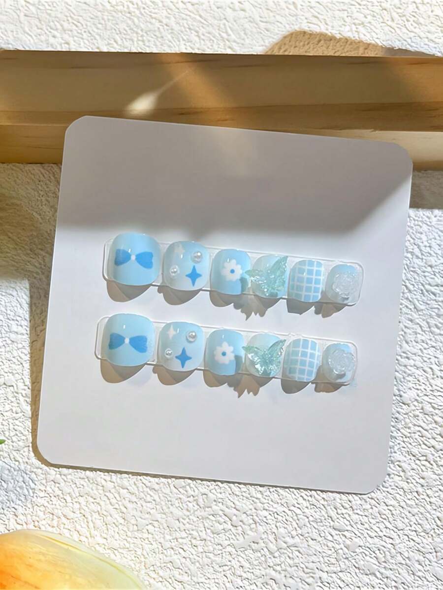 12片短方形按压式美甲贴片，3D立体浮雕可爱粉色花朵和紫色蝴蝶结美甲贴纸，多色设计，粘性假指甲，适合女性、女孩，圣诞礼物、新年礼物美甲用品