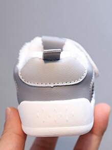 Zapatos deportivos de bebé cálidos y acogedores con superficie resistente al agua, suela blanda antideslizante, apropiados para niños y niñas de 6 meses a 3 años, para uso en interiores/exteriores en invierno, con cierre de gancho y bucle de fácil apertura y cierre, y banda elástica no constrictiva