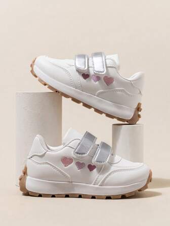 1 双女孩心形刺绣钩环闭合运动鞋，休闲平底一脚蹬舒适防滑简约设计适合春、夏、秋、冬情人节