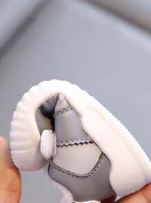 Zapatos deportivos de bebé cálidos y acogedores con superficie resistente al agua, suela blanda antideslizante, apropiados para niños y niñas de 6 meses a 3 años, para uso en interiores/exteriores en invierno, con cierre de gancho y bucle de fácil apertura y cierre, y banda elástica no constrictiva