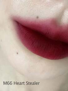 GIRLCULT Love Whisper 哑光唇釉 M66 诱惑诱惑 | 柔滑质地，浓郁丝绒般柔润 | 轻盈哑光唇釉，液体唇膏 | 持久显色，附赠礼品 - M66 Heart Stealer - 查看 3