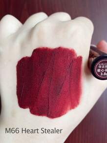 GIRLCULT Love Whisper 哑光唇釉 M66 诱惑诱惑 | 柔滑质地，浓郁丝绒般柔润 | 轻盈哑光唇釉，液体唇膏 | 持久显色，附赠礼品 - M66 Heart Stealer - 查看 4
