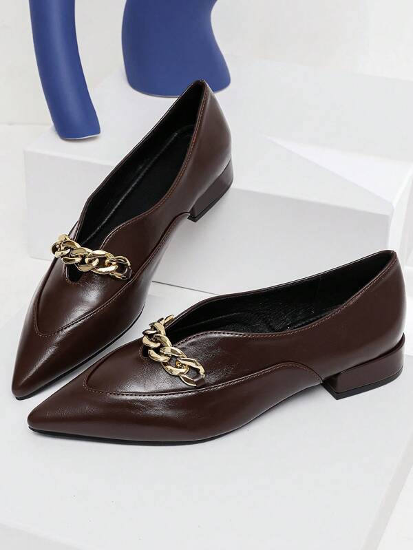 2024 Neuer europäischer und amerikanischer Stil Ketten Spitzschuh Flache Schuhe für Frauen, modische lässige Slip-On Patent Leder Pendelstrecke Loafer