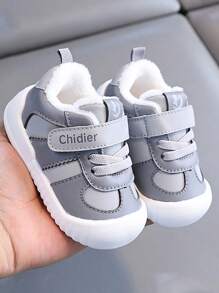 Zapatos deportivos de bebé cálidos y acogedores con superficie resistente al agua, suela blanda antideslizante, apropiados para niños y niñas de 6 meses a 3 años, para uso en interiores/exteriores en invierno, con cierre de gancho y bucle de fácil apertura y cierre, y banda elástica no constrictiva