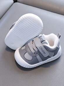 Zapatos deportivos de bebé cálidos y acogedores con superficie resistente al agua, suela blanda antideslizante, apropiados para niños y niñas de 6 meses a 3 años, para uso en interiores/exteriores en invierno, con cierre de gancho y bucle de fácil apertura y cierre, y banda elástica no constrictiva