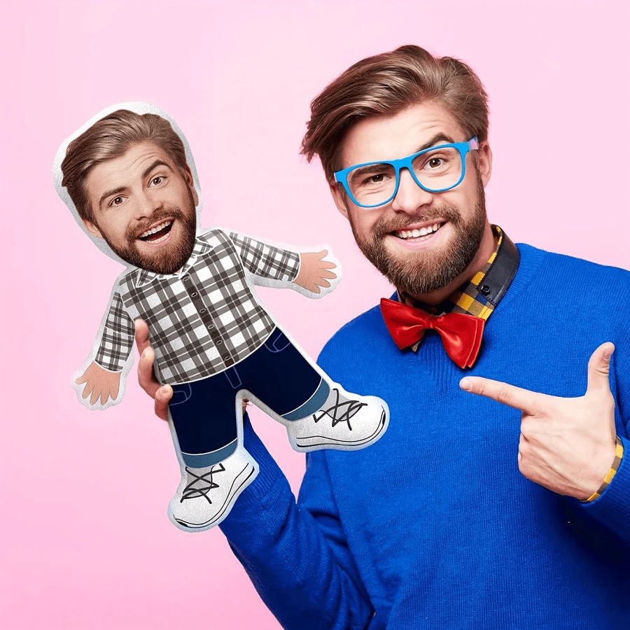 定制照片毛绒抱枕 - 柔软舒适，送给父母、情侣和朋友的个性化礼物 - 可机洗，适合四季家居装饰。可爱、温暖、柔软、可定制、独特、个性化，是送给男友/女友的理想礼物，适合生日、周年纪念日、婚礼等场合。可放置于沙发、床、汽车、茶室、卧室、客厅、浴室、餐厅等场所。透气、轻便、可水洗。