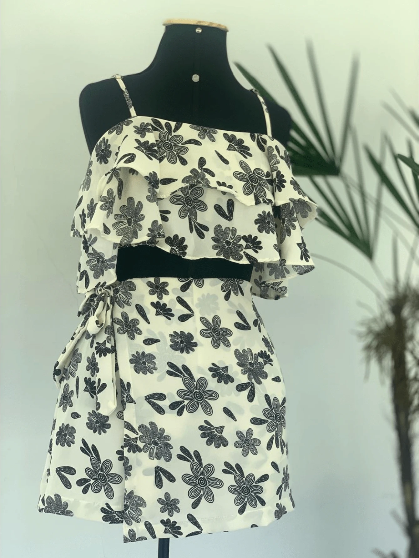 Women's Ruffled Skirt And Crop Top Set - 黑與白 - 查看 1