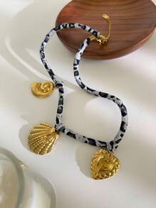 Monlansher Nouveau collier pour femmes en acier inoxydable avec pendentifs de plusieurs styles, assorti avec un collier ras-du-cou en matériau de nylon à imprimé léopard tendance. Collier personnalisé pour un usage quotidien