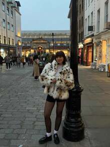 Jesienno-zimowy damski płaszcz z dużym kołnierzem, łatami i nadrukiem w panterkę, ze sztucznego futra, chroniący przed zimnem.