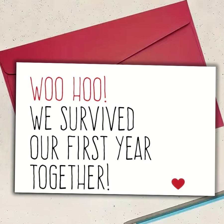 给你男朋友的一周年纪念卡，上面写着“我们在一起度过了第一年”，并附上一个信封 - 彩色 - 查看 1