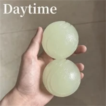 Leuchtender Gummiball für Hunde - Strapazierfähiges, kaubeständiges Spielzeug, geeignet für alle Hunderassen - Interaktives Spiel, förderlich für die Zahngesundheit - Weiss - Übersicht 5