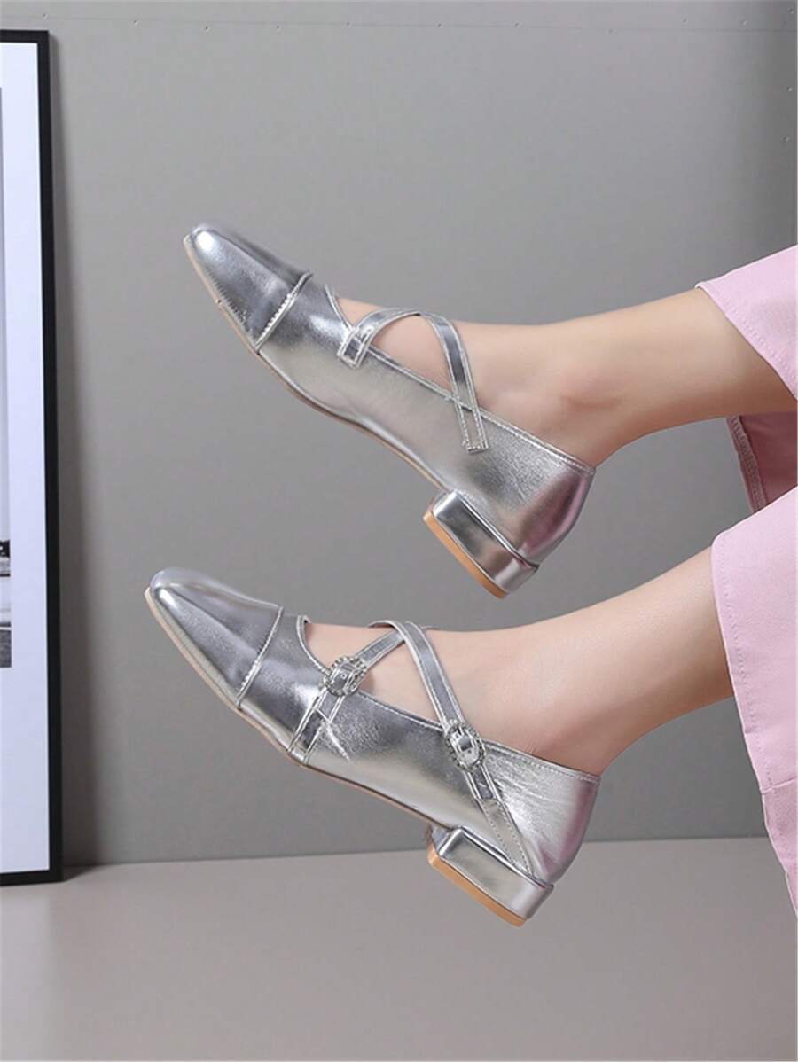 Zapatos planos color vino tinto, zapatos de mujer de moda con parte superior, correas entrecruzadas, slip-on y tacón bajo plateado - Plateado - Ver 1