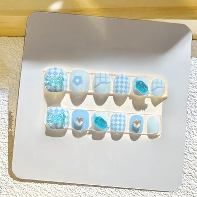 12片装短方形按压式美甲贴片，3D立体浮雕可爱花朵蝴蝶结设计，多色美甲贴纸，适合作为圣诞节和新年礼物送给女性和女孩的美甲用品