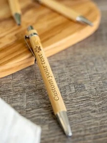 1-160支装定制刻字圆珠笔,返校用品,定制刻字笔,个性化竹木圆珠笔,可定制精美书写笔,书写流畅的圆珠笔,适合作为生日礼物、教师节礼物、周年纪念礼物、毕业礼物、送给朋友、学生、老师、闺蜜、男士、女士、家人、商务、工作、办公室用品。 - 圖示款 - 查看 5