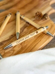 1-160支装定制刻字圆珠笔,返校用品,定制刻字笔,个性化竹木圆珠笔,可定制精美书写笔,书写流畅的圆珠笔,适合作为生日礼物、教师节礼物、周年纪念礼物、毕业礼物、送给朋友、学生、老师、闺蜜、男士、女士、家人、商务、工作、办公室用品。 - 圖示款 - 查看 6