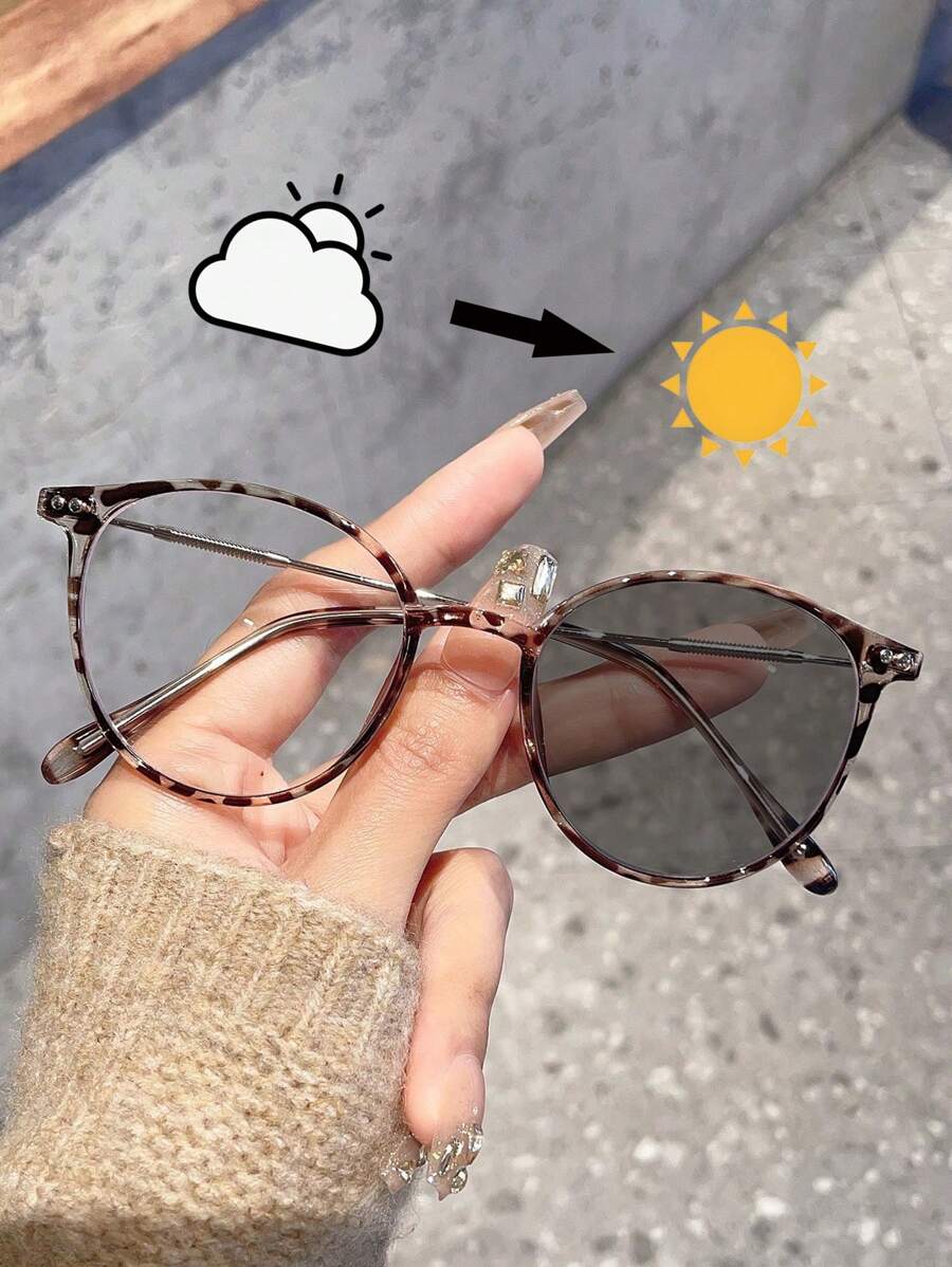 1副女士圆形日常休闲简约时尚透明镜片眼镜，适合外出、上学、通勤等场合。