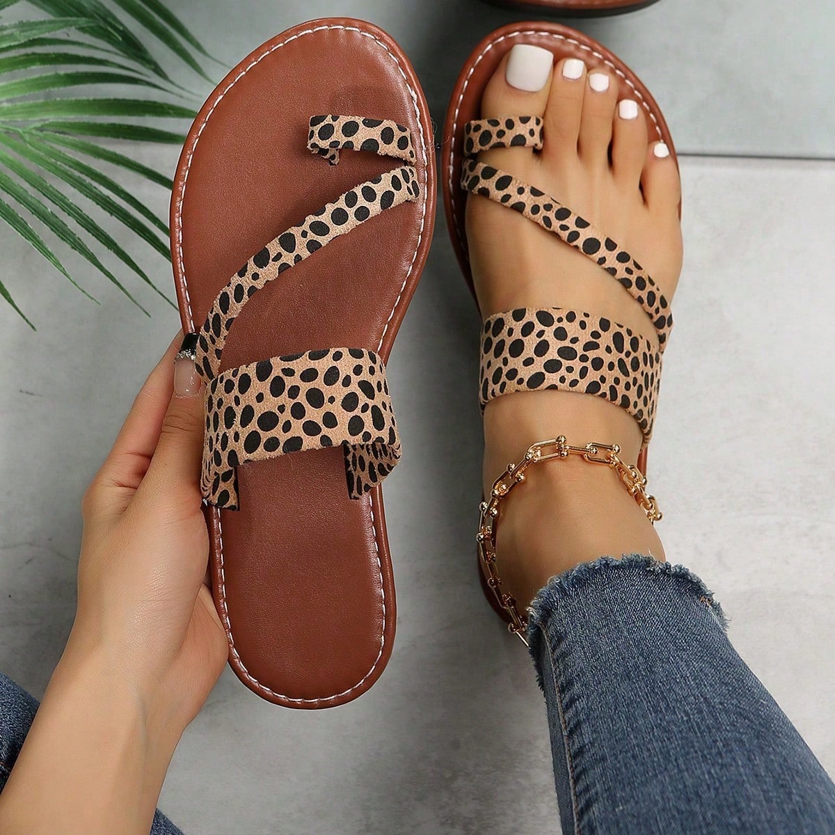 Sandalias planas con abertura en los dedos, estilo de confort y talla grande con estampado de leopardo, zapatos de moda casual de verano para exterior