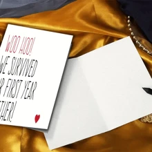 给你男朋友的一周年纪念卡，上面写着“我们在一起度过了第一年”，并附上一个信封 - 彩色 - 查看 7