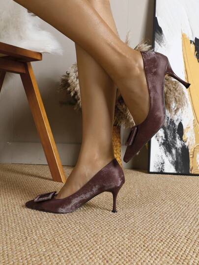 Decolleté con punta affusolata e tacco alto da donna, eleganti e casual, adatte per l'autunno