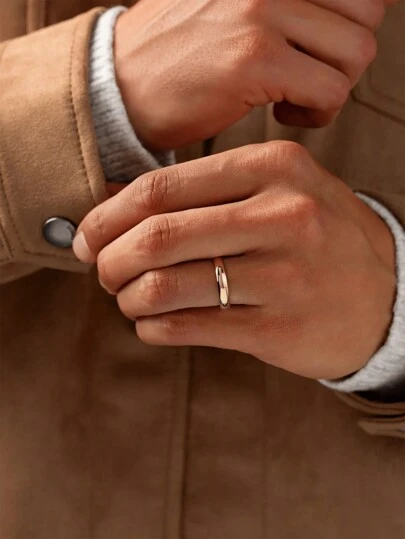 1 pieza Anillo de negocios clásico y elegante para hombres con estilo personalizado, de 4 mm de ancho, con broche chapado en oro, joyería de lujo para boda/compromiso