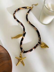 Monlansher Nouveau collier pour femmes en acier inoxydable avec pendentifs de plusieurs styles, assorti avec un collier ras-du-cou en matériau de nylon à imprimé léopard tendance. Collier personnalisé pour un usage quotidien
