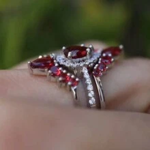 优雅波西米亚风格结婚戒指套装 - 合成梨形紫色锆石光环，合金镀玫瑰金，三石镶嵌，波西米亚花卉主题，三月生日石，适合订婚和日常佩戴 - 紫色 - 查看 10