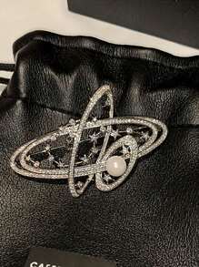 1 件珍贵仿珍珠和银土星形状胸针，高端女士精致时尚翻领别针，独特设计外套配饰连衣裙配饰衣服包饰背包学校办公室配饰衬衫夹克珠宝万圣节衣服别针有趣可爱的教师礼物万圣节配饰教师节服装配饰包饰圣诞节 - 銀色 - 查看 1