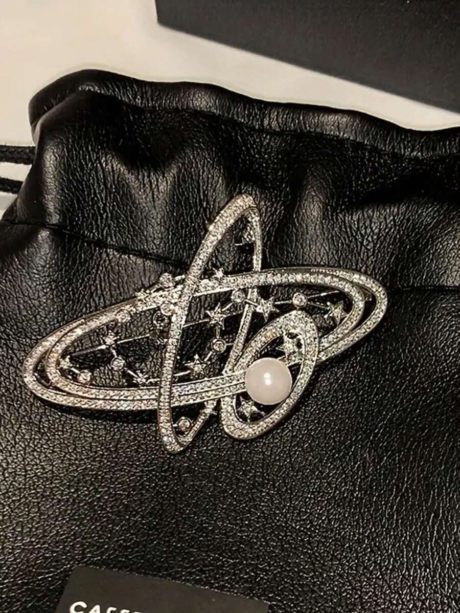 1 件珍贵仿珍珠和银土星形状胸针，高端女士精致时尚翻领别针，独特设计外套配饰连衣裙配饰衣服包饰背包学校办公室配饰衬衫夹克珠宝万圣节衣服别针有趣可爱的教师礼物万圣节配饰教师节服装配饰包饰圣诞节 - 銀色 - 查看 1