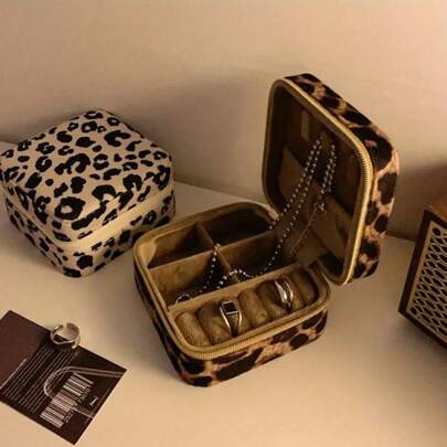 1 pièce Boîte à bijoux imprimé léopard, portable, peut ranger les accessoires, petite et raffinée, idéale pour les boucles d'oreilles, les bagues, les colliers, également adaptée comme accessoire de voyage, parfaite pour les photos de fête et les vacances