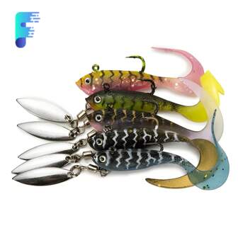 5个带旋转亮片的软饵，适用于鲈鱼和白斑狗鱼。