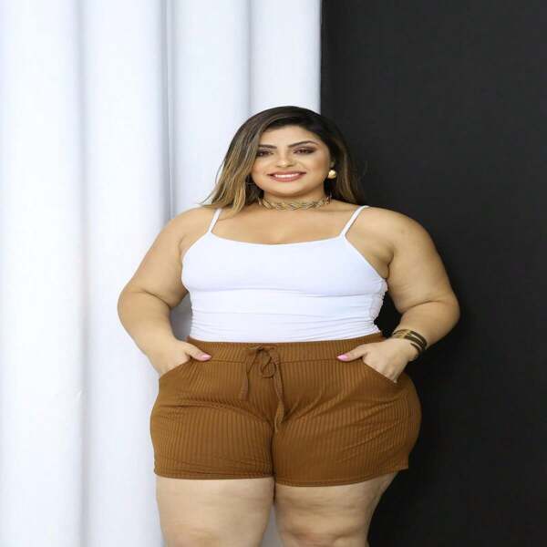 SHORTS CANELADO COM BOLSO CURVE PLUS \ FASHION\TENDENCIA \FEMININA