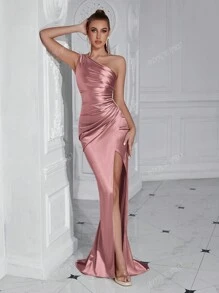 Abito elegante da donna con spalla scoperta, arricciature e spacco alto per cocktail festa e ballo
