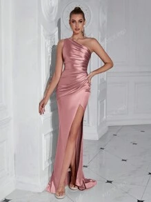 Abito elegante da donna con spalla scoperta, arricciature e spacco alto per cocktail festa e ballo