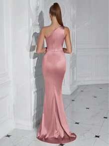 Abito elegante da donna con spalla scoperta, arricciature e spacco alto per cocktail festa e ballo