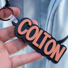 1 件个性化亚克力字母钥匙圈 - 背包定制姓名标签、奶瓶标签、尿布袋标签 - 椭圆形、字母主题钥匙圈装饰 - 适合返校、万圣节、圣诞节礼物、狗、雕刻、亮片、不锈钢、复古、休闲、男女通用、时髦、老钱、时尚、适合他的理想礼物、适合她、儿童、她、周年纪念、生日、婚礼、毕业典礼、乔迁、女士/男士的个性化礼物、个性化/定制钥匙扣 - 彩色 - 查看 10