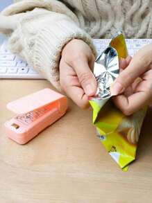 Máquina selladora de mini bocadillos, selladora de plástico, preservador de alimentos en bolsas de plástico para el hogar y estudiantes (baterías no incluidas, se deben adquirir por separado) - Artículos esenciales de verano, accesorios de viaje, accesorios de vacaciones, accesorios de playa, útiles escolares, suministros para acampar