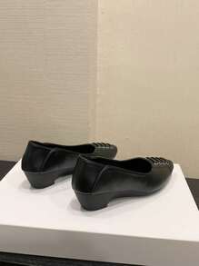 2025 Wiosna/Jesień Modne Uniwersalne Miękka Podeszwa Wygodne Skórzane Mokasyny, Retro Niche Design Koturny Średni Obcas Płaskie Walentynki