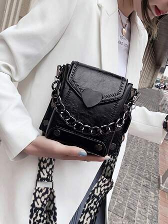 Modische neue, vielseitige, lässige, coole, kleine quadratische Tasche mit dickem Kette, Herz-Dekor, breit verstellbarem Riemen, geeignet für Dates, Einkaufen, Pendeln, Damen Schulter-/Umhängetasche, Handytasche