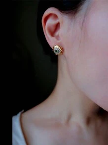 1 pieza Elegantes pendientes con diseño vintage grabado estilo palacio, enchapados en oro de 18K con piedra de circonia verde, accesorios de pendientes elegantes apropiados para uso diario