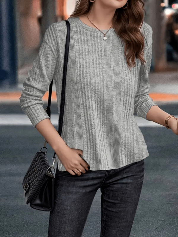 Blusa feminina plus size canelada, casual, manga longa, gola redonda, ombros caídos e comprimento regular.