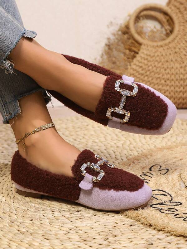 Chinelos femininos de bico quadrado com emendas coloridas, sapatos peludos para casa e áreas externas, sapatos confortáveis e casuais para festa