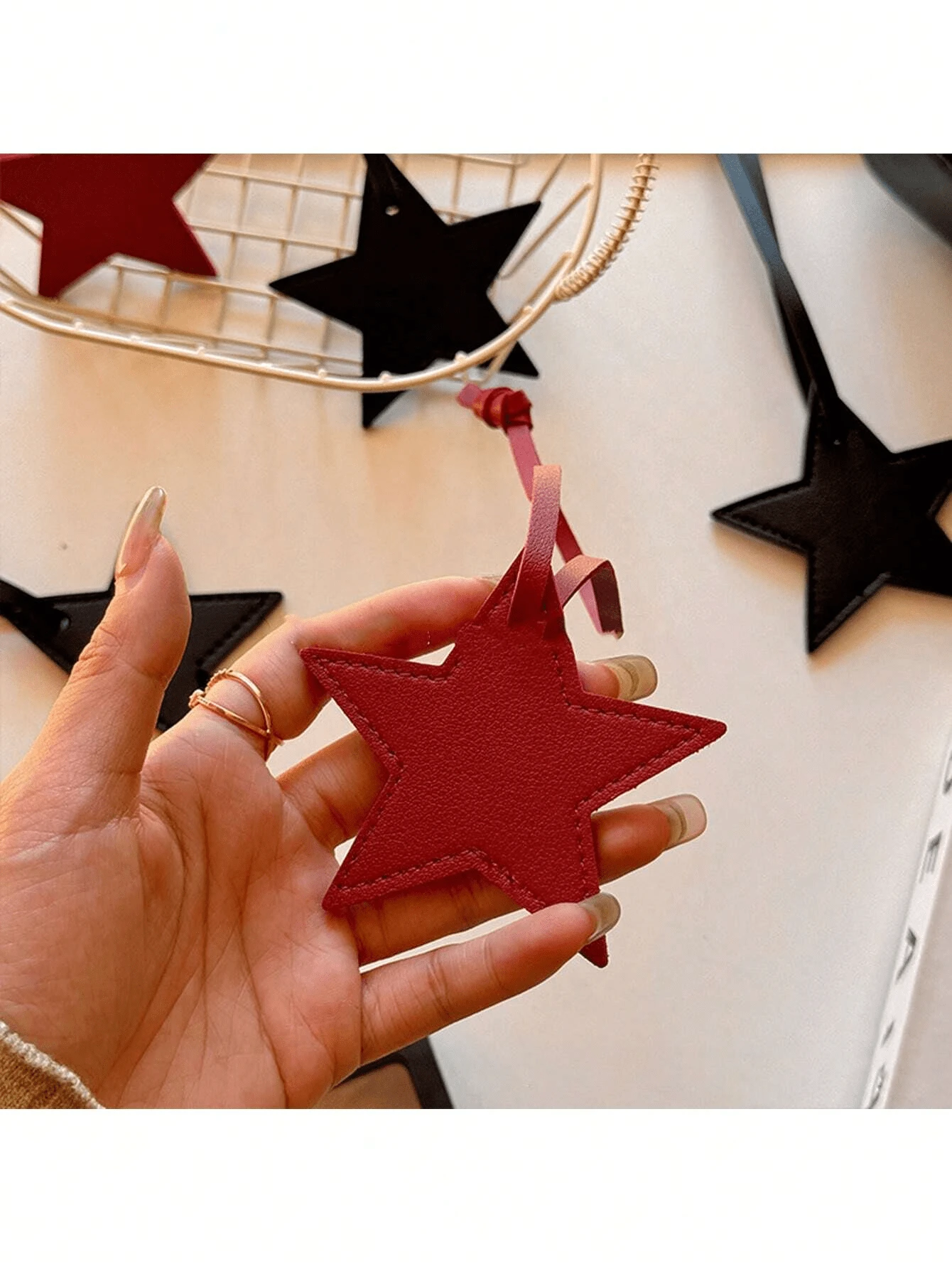 Portachiavi minimale e alla moda in colore tinta unita con motivo a pentagramma in PU, adatto per zaino, borsa a spalla, borsa shopping, chiavi auto, per studenti, ufficio, appuntamenti, vacanze, viaggi, come regalo per la fidanzata, mamma, compleanno bambini - Multicolore - Visualizzare 1