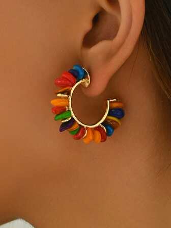 两件时尚优雅的彩色巧克力树脂DIY手工编织C形耳环，适合女性在派对和晚宴上佩戴，搭配精美服饰。耳环由混合树脂和贝壳碎片制成，大小和颜色各异。随机颜色的贝壳碎片，新增酒红色珠子。多色图案树脂，每件作品的花卉设计都独一无二。