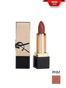 Yves Saint Laurent 【迷你装】ROUGE PUR COUTURE 缎光唇膏 #NM 1.3g，持久滋润，不褪色。ROUGE PUR COUTURE 以全新配方、全新高级定制包装和全新精选色系，革新缎光唇膏。纯正色彩，纯粹呵护，纯粹高级定制。蕴含80%柔润唇部成分，富含来自OURIKA社区花园的神经酰胺、茉莉花和仙人掌果提取物。