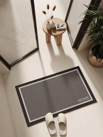 سجادة أرضية مستطيلة بطراز حداثي بسيط، مكونة من خطوط وكتل لون صلبة. تتميز بتصميم بسيط وأنيق، بالإضافة إلى قدرة امتصاص السريع للماء وجفاف سريع. علاوة على ذلك، فهي مانعة للانزلاق، مقاومة للتآكل، متينة وسهلة الصيانة. مناسبة للمداخل والشرفات والحمامات والمطابخ والأفنية، متوفرة بأنماط متنوعة.