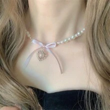 Collier élégant pour femme avec faux perles, pendentif en forme de nœud papillon rose, cœur et croix. Ras-du-cou romantique et doux. Chaîne de clavicule de style luxueux. Bijou cadeau pour les femmes, la Saint-Valentin, la Fête des Mères. Mère, Maman, Mère, Fête des Mères, Cadeau
