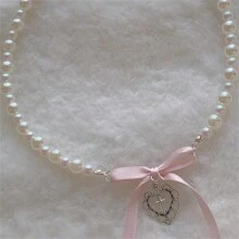 Collier élégant pour femme avec faux perles, pendentif en forme de nœud papillon rose, cœur et croix. Ras-du-cou romantique et doux. Chaîne de clavicule de style luxueux. Bijou cadeau pour les femmes, la Saint-Valentin, la Fête des Mères. Mère, Maman, Mère, Fête des Mères, Cadeau